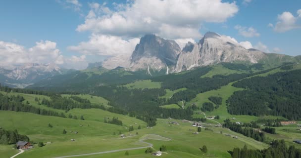 Paisaje Aéreo Montaña Vista Épica Hermosa Montaña Sassolungo Los Dolomitas — Vídeo de stock