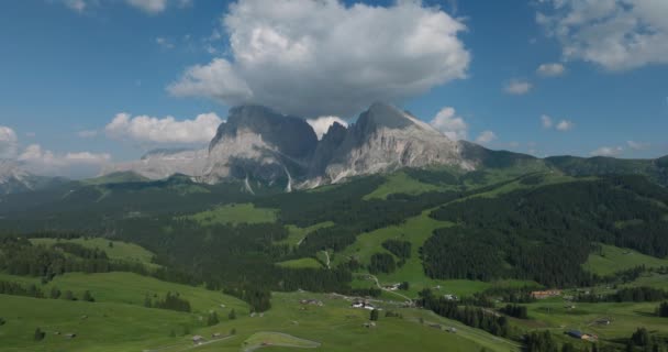 Paisagem Montanha Aérea Vista Épica Bela Montanha Sassolungo Nas Dolomitas — Vídeo de Stock