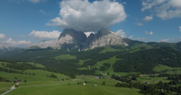 Schöne Luftgebirgslandschaft Auf Der Seiser Alm Südtirol Sommerfeeling Den Dolomiten — Stockvideo