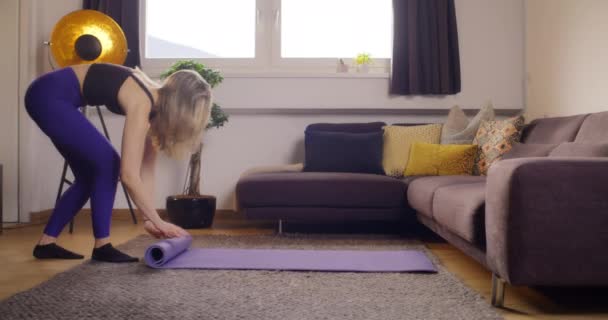 Söt Flicka Rulla Upp Matta Efter Framgångsrik Träning Och Yoga — Stockvideo