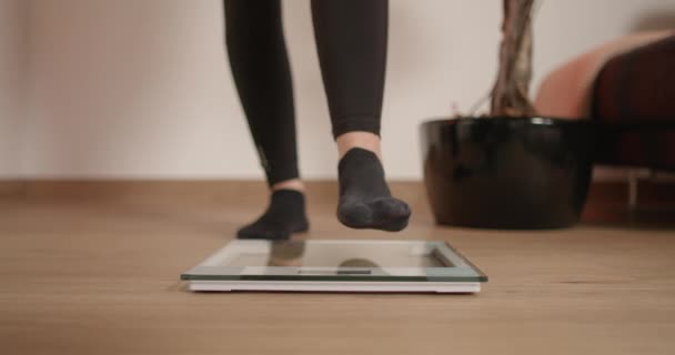 Vrouw Sokken Stapt Weegschaal Haar Gewicht Zien Meisje Wil Weten — Stockvideo