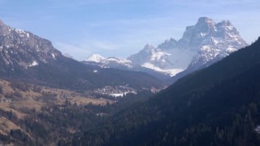 Monte Pelmo İtalya 'da, güzel İtalyan Alpleri ve Dolomitler