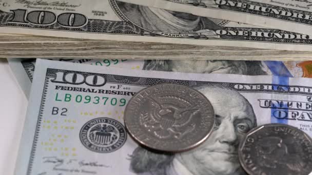 100 Dolarlık Banknotlar Paralar 100 Dolarlık Banknotların Üzerinde Gümüş Paralar — Stok video