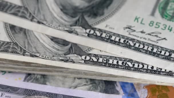 Dollar Tagihan Dan Koin Koin Perak Tumpukan 100 Dolar Tagihan — Stok Video