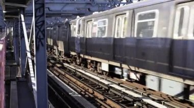 Williamsburg Köprüsü 'ndeki J treni Manhattan yolunda. New York 'taki MTA metro treni