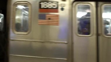 Manhattan, ABD - 11. Kasım 2021: Manhattan 'da 103. Cadde' den kalkan metro. Tren metro istasyonundan ayrılıyor.