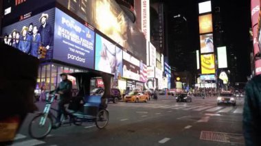 Manhattan, ABD - 11. Kasım 2021: Times Meydanı, New York Times Meydanı 'nda yürüyüş ve trafik. Geceleri Manhattan 'ın ünlü simgesi. Sokakları aydınlatan parlak görüntüler