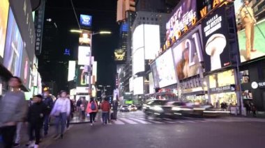 Manhattan, ABD - 11. Kasım 2021: Times Meydanı 'nda yürüyen insanlar. Uzun pozlama klipsi. New York 'un ünlü manzarası.
