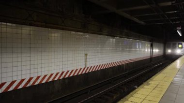 Manhattan, ABD - 11. Kasım 2021: N Metro treni New York 'a iniyor. NYC 'de metro sistemi