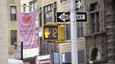 Manhattan, ABD - 11. Kasım 2021: Durmak için yaya trafik ışığı geri sayımı. Beyaz adam ikonundan kırmızı ele. New York 'ta yaya ışığı