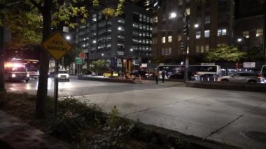 Manhattan, ABD - 11. Kasım 2021: Ambulans gece New York 'ta acil servise gidiyor