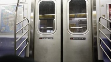 Manhattan, ABD - 11. Kasım 2021: New York Metrosu 'nun pencerelerden görünüşü. Kapılara yaslanmayın. Metro sürgülü kapılarına işaret koyun.