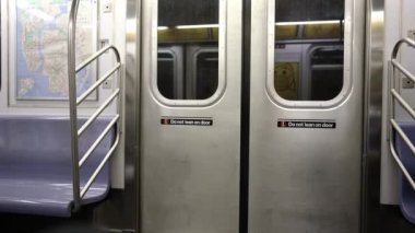 Manhattan, ABD - 11. Kasım 2021: New York Metro aracı içeride. New York 'a giden tren. Kapılara yaslanmayın