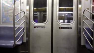Manhattan, ABD - 11. Kasım 2021: New York Metro aracı içeride. New York 'a giden tren. Kapılara yaslanmayın. MTA treni istasyonda duruyor.