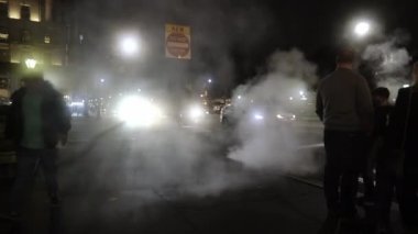 Manhattan, ABD - 11. Kasım 2021: Gece yarısı NYC 'ye imza atmayın. New York 'taki kanalizasyondan buhar yükseliyor. NYC 'de insanlar kaldırımda ve caddelerde yürüyor.