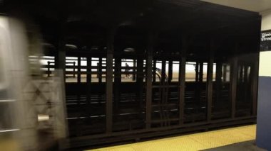 New York, ABD - 12. Kasım 2021: Yeşil 6 metro treni metro istasyonuna giriyor ve duruyor. Kapılar açılıyor. NYC toplu taşıma