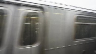 New York, ABD - 12. Kasım 2021: Court Square istasyonundan kalkan metro treni. New York 'ta yağmur. Açık hava metro istasyonu.