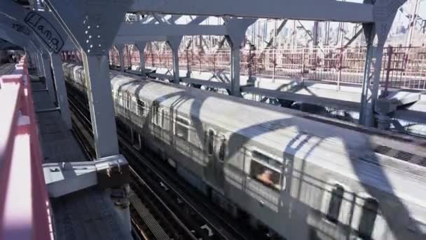 Nyc Subway Train Crossing Williamsburg Bridge Manhattan Brooklyn Train Shaking — ストック動画