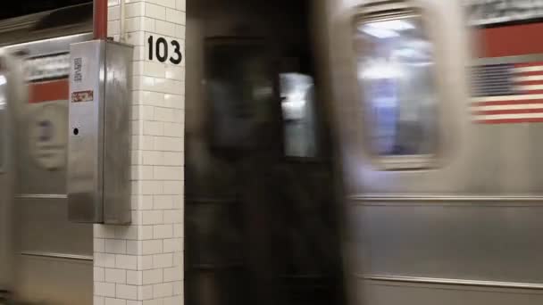 マンハッタン アメリカ 2021年11月 ニューヨークの103丁目駅で1本の列車が停車 ニューヨーク地下鉄の列車 1号線の地下鉄 プラットフォーム上を歩く人々 — ストック動画
