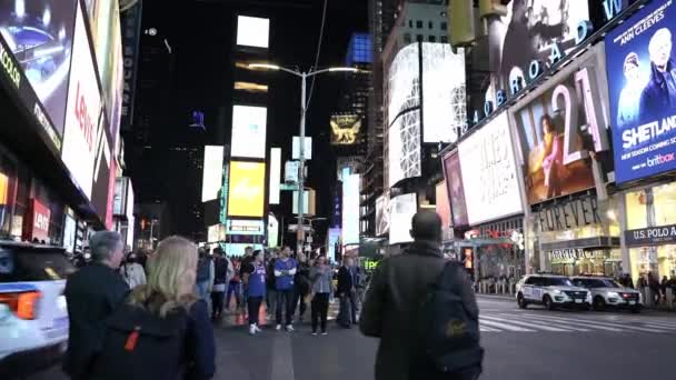 Manhattan Usa November 2021 Menschen Gehen Auf Dem Times Square — Stockvideo