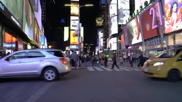 美国曼哈顿 11号2021年11月 时代广场的夜晚 人们来到纽约观光 纽约的黄色咖啡 时代广场的游客 — 图库视频影像