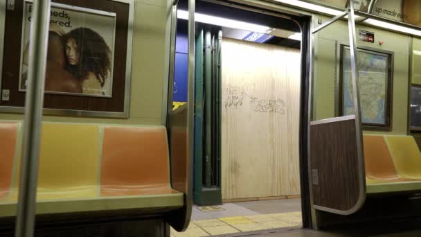 Манхэттен Сша Ноябрь 2021 Двери Нью Йоркского Метрополитена Закрываются Железнодорожная — стоковое видео
