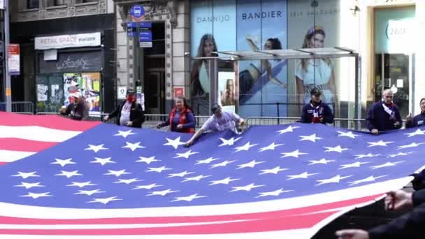 맨해튼 2021 뉴욕에서 군인의 퍼레이드 퍼레이드를 국기를 — 비디오