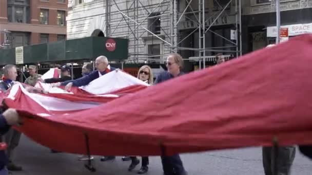 Manhattan Usa Listopad 2021 Weterani Składający Ogromną Flagę Usa Nowym — Wideo stockowe