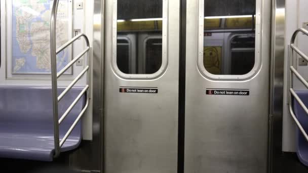 Мангеттен Сша Листопад 2021 Всередині Автомобіль Nyc Subway Перевезення Поїзда — стокове відео