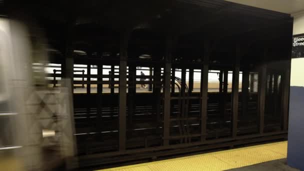 Нью Йорк Сша Ноябрь 2021 Зеленый Поезд Метро Въезд Станцию — стоковое видео