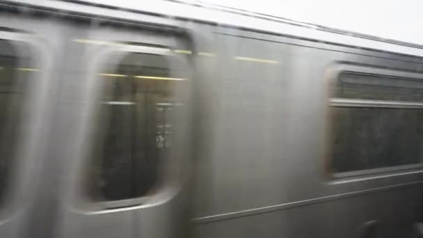 纽约市 2021年11月 地铁列车开出法院广场车站 纽约市的雨 户外地铁站 — 图库视频影像