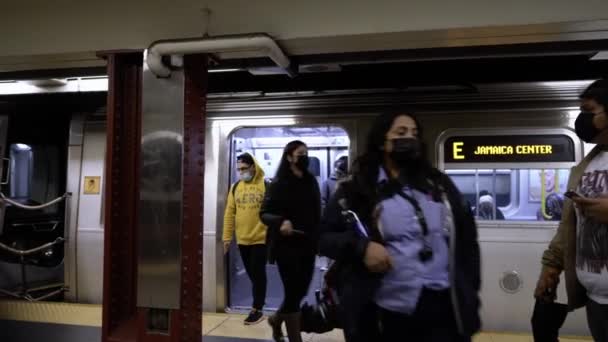 Нью Йорк Сша Листопад 2021 Люди Сідають Виїжджають Вагону Станції — стокове відео
