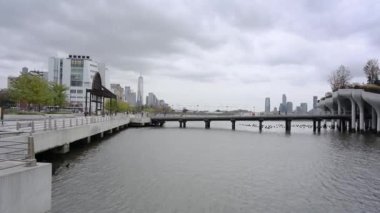 New York City, ABD - 22. Kasım 2021: 55. rıhtımdaki New York Skyline 'dan Manhattan' daki Little Island Park 'a dönüş
