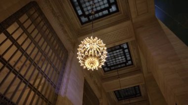Grand Central İstasyonu 'ndaki avize tavandan sarkıyor. Manhattan 'daki ünlü Grand Central.