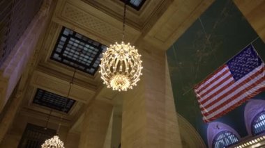 Grand Central İstasyonu 'ndaki avize tavandan sarkıyor. Manhattan 'daki ünlü Grand Central.