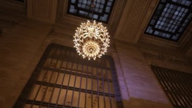 New York, Manhattan 'daki Grand Central İstasyonu' nda avize. Güzel ışığın altından bak