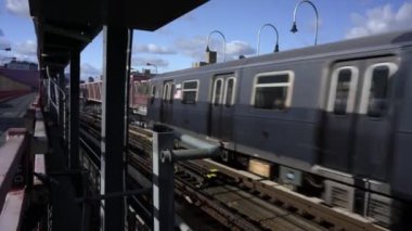 Williamsburg Köprüsü 'ndeki metro treni Brooklyn' den Manhattan 'a gidiyor.