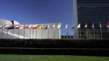 New York City, ABD - 24. Kasım 2021: Farklı ülkelerden gelen bayraklarla Birleşmiş Milletler Binası