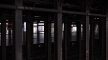 Yerel tren NYC 'deki metro istasyonuna varmak üzere. Manhattan 'da Toplu Taşıma