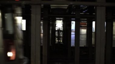 Manhattan 'daki metro istasyonundan geçiyor. MTA metrosu. NYC 'de toplu taşıma
