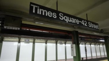 Times Meydanı 42. Cadde Metro İstasyonu tabelası. MTA metrosu. Toplu taşıma araçlarıyla New York 'u gezmek