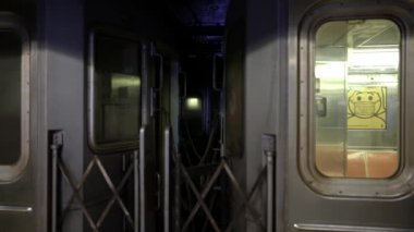 İstasyondaki New York metrosu. Tren arka plandan geçiyor. Metro vagonları arasına bak. Eski NYC metro treni