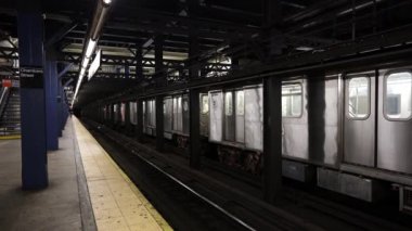 Manhattan, ABD - 27. Kasım 2021: Chambers Caddesi 'nden hareket eden MTA treni. Platformdaki insanlar koruyucu yüz maskesi takıyor. Salgın sırasında toplu taşıma