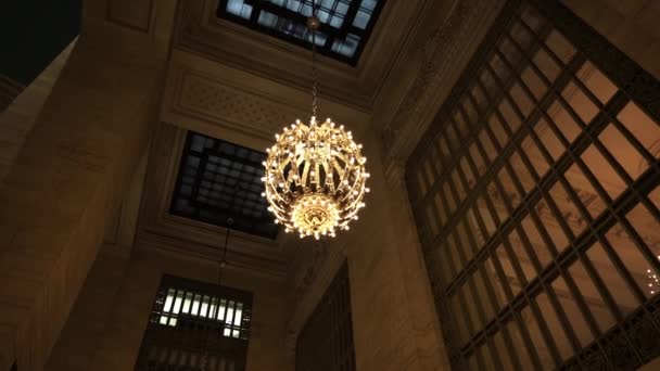 Люстра Центральном Вокзале Манхэттене Знаменитая Достопримечательность Нью Йорка — стоковое видео