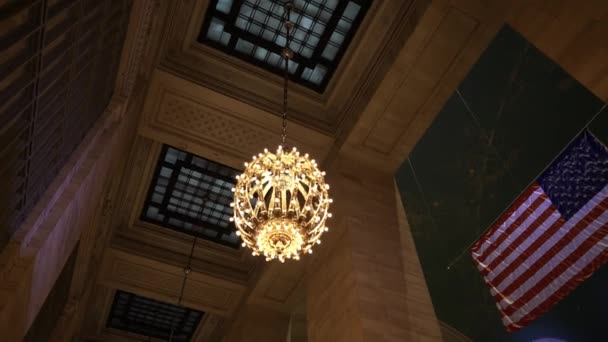 Kroonluchter Grand Central Terminal Van Onderaf Gezien Prachtig Licht Verlichtend — Stockvideo