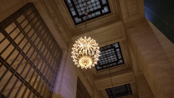 Люстра Центральном Вокзале Свисающая Потолка Фасад Grand Central Манхэттене — стоковое видео