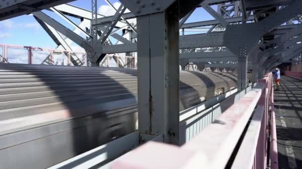 Tren Subterráneo Puente Williamsburg Cruzando Río East Desde Manhattan Brooklyn — Vídeos de Stock