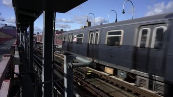 Поезд Метро Вильямсбургскому Мосту Бруклина Манхэттен — стоковое видео