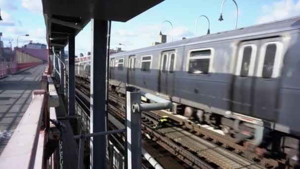 Поезд Метро Вильямсбургском Мосту Пересекает Восточную Реку Бруклина Манхэттена Общественный — стоковое видео