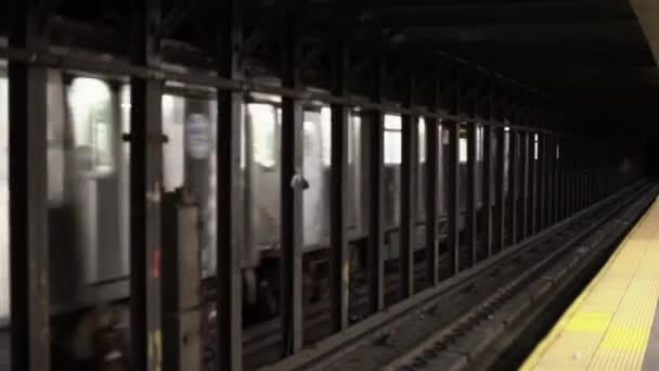 Metrostation Express Mta Metro Trein Fast Track Passeren Lokaal Station — Stockvideo